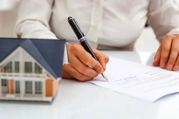 Calculadora simbolizando a comparação entre opções de financiamento