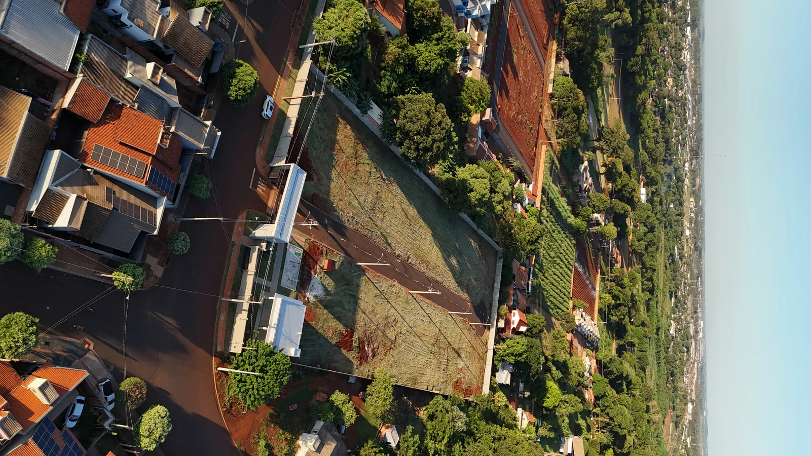 Vista aérea dos lotes do Flor de Maio 4, com terreno preparado e rua interna concluída
