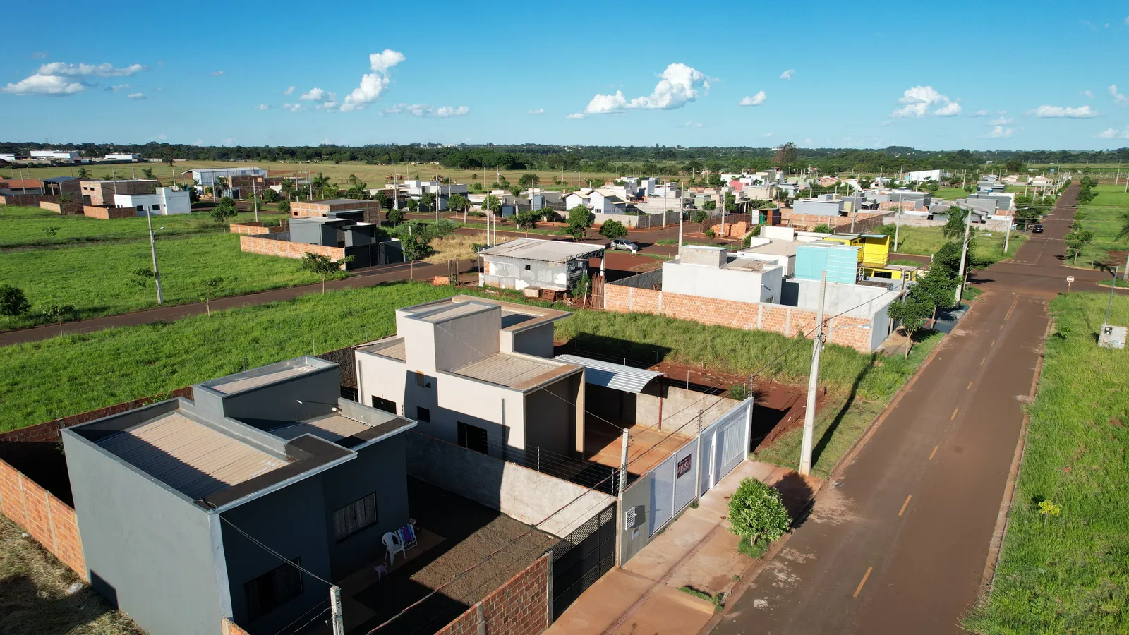 Casas construídas e em obras no Jardim Ibirapuera, bairro em ocupação