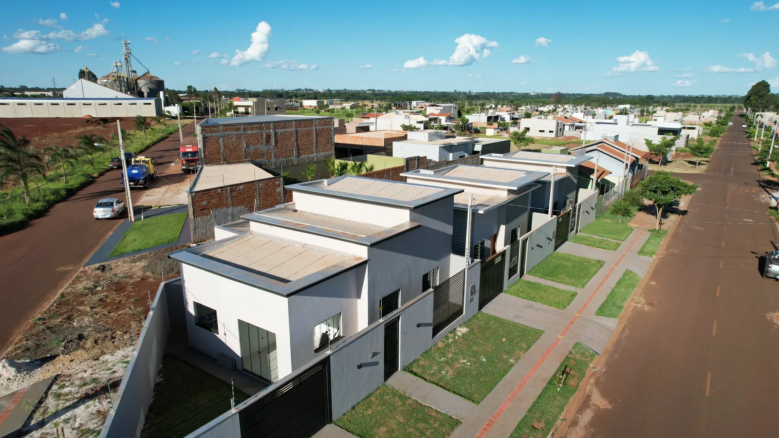 Casas prontas em uma quadra do Jardim Ibirapuera em Dourados/MS