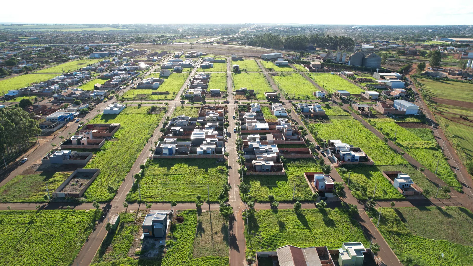 Quadras, ruas pavimentadas e lotes do Jardim Ibirapuera vistos de cima