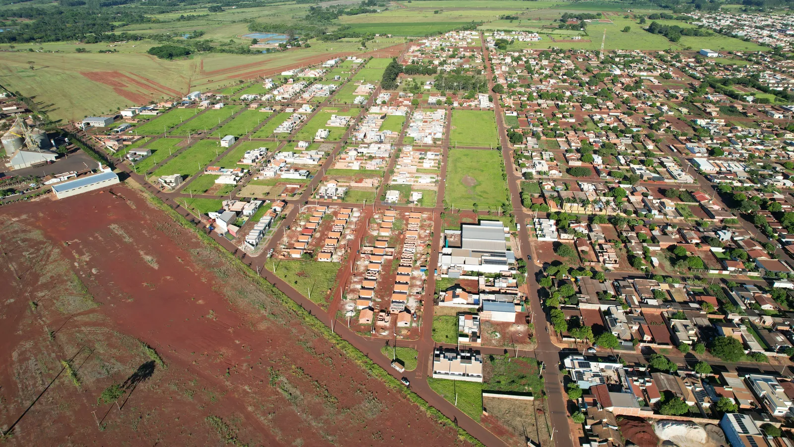 Vista aérea do loteamento Jardim Ibirapuera mostrando o traçado das quadras e ruas na região norte de Dourados