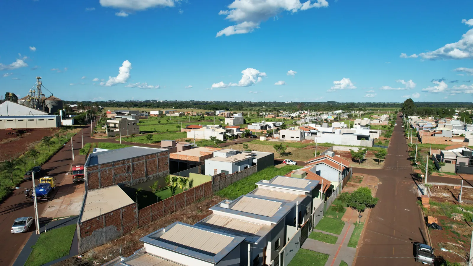 Vista do bairro Jardim Ibirapuera em Dourados/MS com casas e lotes